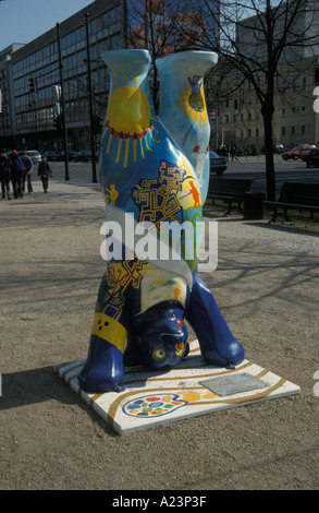 Tragen Sie auf dem Kopf auf Unter Den Linden in Berlin Deutschland Stockfoto