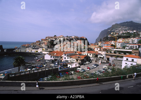 Küstenstadt in der Nähe von Funchal auf Madeira mit Welt s zweite höchste Steilküste Cabo Girao im Hintergrund Stockfoto