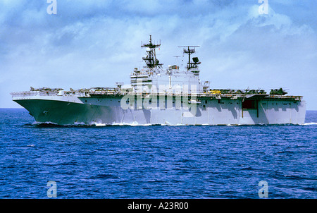 USS Tarawa im Pazifik Oktober 1986 mit AV8A Harrier jets und Hubschrauber auf ihrem Flugdeck Stockfoto