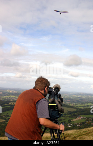 Kamerateam filmt Drachenfliegen am Malvern Hills UK Anfang September 2004 Stockfoto
