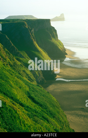 Strand und Klippen von Rhossili Bucht auf der Gower-Halbinsel auf einem Sommer-s West Glamorgan Wales Cymru Vereinigtes Königreich UK GB Abend Stockfoto
