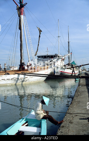 Fischer, ruht auf der Seite sein Boot am Kai vor Bugis Boote warten auf Laden Jakarta Indonesien Stockfoto