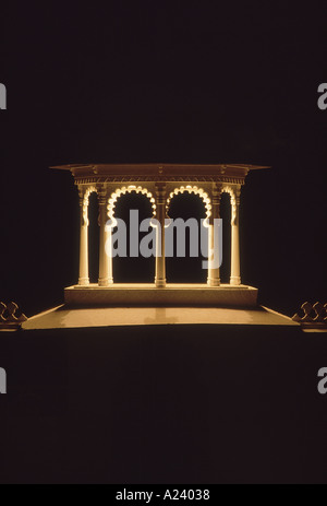 Blick auf das Stadtschloss in der Nacht. Udaipur, Rajasthan, Indien. Stockfoto