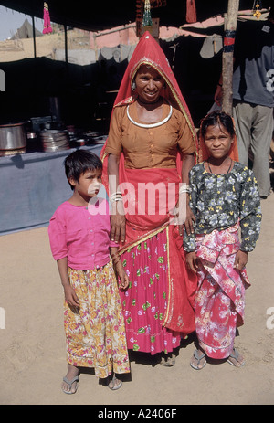 Eine traditionell gekleidete Rajasthani Frau mit ihren Kindern. Pushkar, Ajmer, Rajasthan, Indien. Stockfoto
