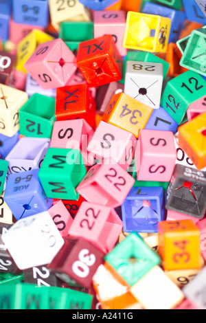 Kunststoff Kleiderbügel Marker / Dimensionierung Tags für den Einzelhandel Stockfoto