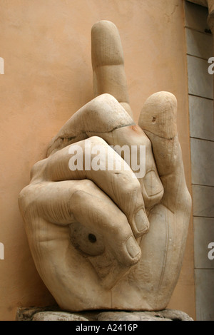 Berühmte Stück (Hand) der Kolossalstatue des Kaisers Constantine im Innenhof des Palazzo dei Conservatori.Capitoline Hill-Rom Stockfoto