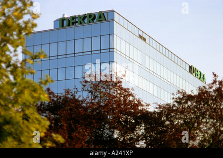 Sitz des Vereins zur technischen Überprüfung von Automobilen DEKRA in Stuttgart-Möhringen-Deutschland Stockfoto