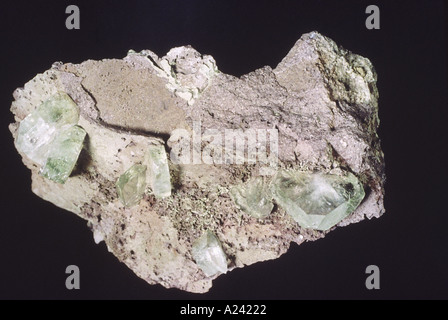 Apophyllite, einem Felsen bestehend aus klar, weiß, grün gestreift Kristalle. Stockfoto