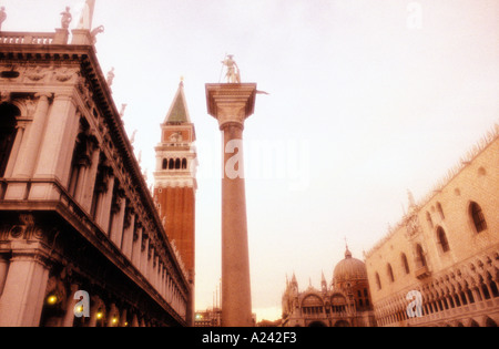 Italien Venedig Piazzetta San Marco mit Campanile San Marco und der Spalte der Saint Theodore Stockfoto