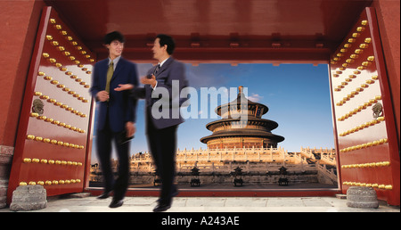 zwei chinesische Geschäftsleute diskutieren vor der historischen Architekturen in Peking Stockfoto