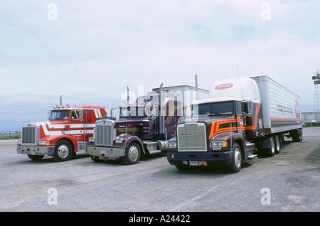 Amerikanische Trucks im Truckstop in USA Stockfoto