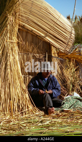 Peruanischen Mann macht Reed Kunsthandwerk, die schwimmenden Inseln, Islas Flotantes, Titicacasee, Peru Stockfoto