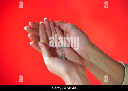 Hohlen Hand unter einem kommerziellen Seifenspender Stockfoto