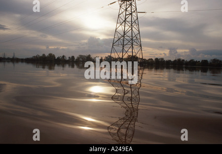 Elektrische Turm bei schwachem Licht überfluteten Bereich Beitritt 0-00-379-001-08 Stockfoto