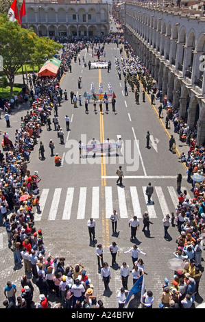 Eines der vielen Straßenumzüge statt im peruanischen Städte, Dörfer und Städte jedes Jahr - dieses ist in Arequipa. Stockfoto