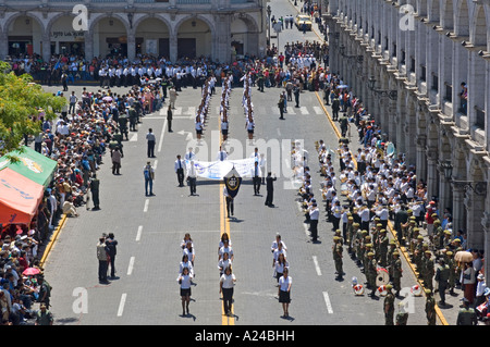 Eines der vielen Straßenumzüge statt im peruanischen Städte, Dörfer und Städte jedes Jahr - dieses ist in Arequipa. Stockfoto