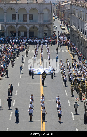 Eines der vielen Straßenumzüge statt im peruanischen Städte, Dörfer und Städte jedes Jahr - dieses ist in Arequipa. Stockfoto