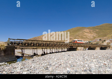 Eine Überland Abenteuer Urlaub LKW über die Brücke über den Fluss (trocken) Desaguadero in Peru. Stockfoto