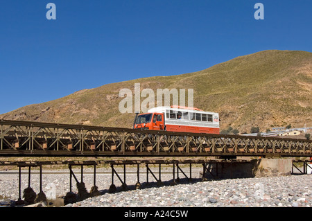 Eine Überland Abenteuer Urlaub LKW über die Brücke über den Fluss (trocken) Desaguadero in Peru. Stockfoto