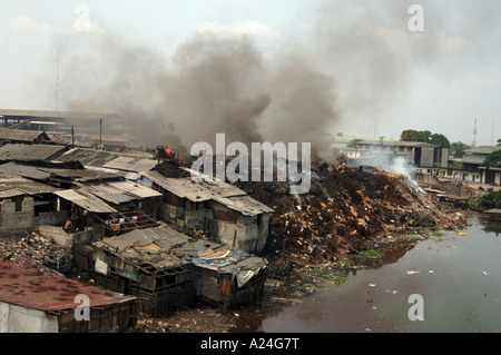 Slum und Müllkippe mit brennenden Abfall, Port Harcourt, Nigeria Stockfoto