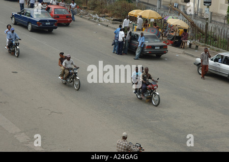 Straßenszene mit Motorrädern, Port Harcourt. Nigeria Stockfoto