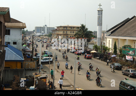 Port Harcourt, Nigeria. Street Scene mit Motorrädern. Stockfoto