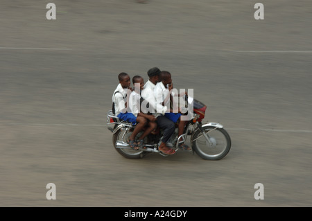 Vier Personen auf einem Motorrad, Port Harcourt, Nigeria Stockfoto