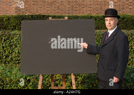 Stadt Gent in Anzug und Hut erklärt einfache mathematische mit traditionellen Kreide und Tafel. 2+2=4. Zwei plus zwei gleich vier. Stockfoto