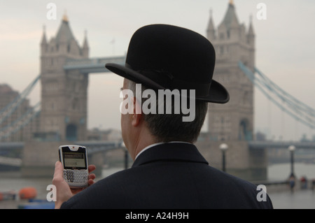 City Gentleman mit Vodafone Blackberry Smartphone Stockfoto