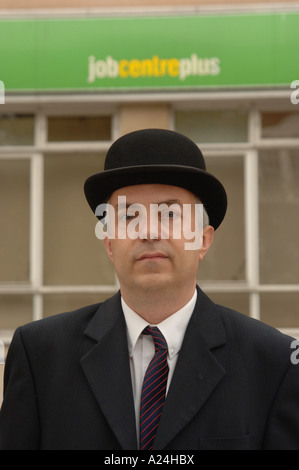 City Gent außerhalb des Jobcenters Stockfoto