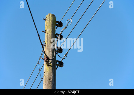 Telegrafenmast tragen Strom- und Telefonleitungen Linien Detail UK Stockfoto