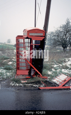 In der Nähe von hat Wiltshire England Telefon Box Kiosk zerstört durch Auto Automobil bei Verkehrsunfall Stockfoto