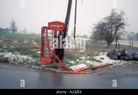 In der Nähe von hat Wiltshire England Telefon Box Kiosk zerstört durch Auto Automobil bei Verkehrsunfall Stockfoto