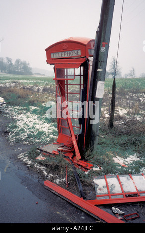 In der Nähe von hat Wiltshire England Telefon Box Kiosk zerstört durch Auto Automobil bei Verkehrsunfall Stockfoto