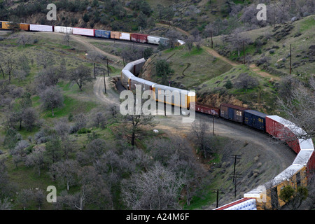 Güterzug in der Nähe von Tehachapi Loop Kalifornien USA Stockfoto