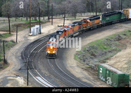 BNSF Lokomotiven an Tehachapi Loop Kalifornien USA Stockfoto