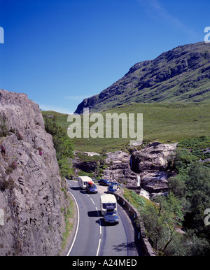 Zwei Wohnwagen auf der A82 Fernstraße durch Glen Coe, Lochaber, Highland, Schottland, Vereinigtes Königreich. Stockfoto