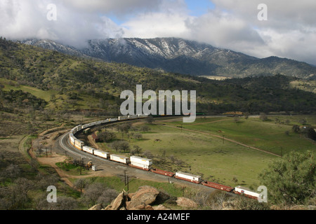 BNSF intermodalen Zug an Tehachapi Loop Kalifornien USA Stockfoto