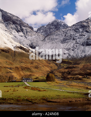 Ansicht des Bauernhauses Achnambeithach unter Bidean Nam Bian, Glen Coe, Lochaber, Highland, Schottland, UK. Stockfoto