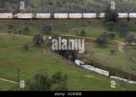 BNSF Güterzug überkreuzt sich an Tehachapi Loop Kalifornien USA Stockfoto