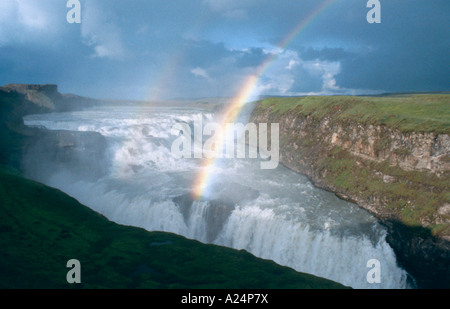 Wasserfall Gullfoss mit doppelter Regenbogen, Insel Stockfoto