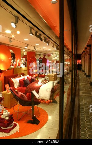 Heilt Kaufhaus an der Tottenham Court Road London mit einem weihnachtlichen Fenster aufzurufen. Stockfoto