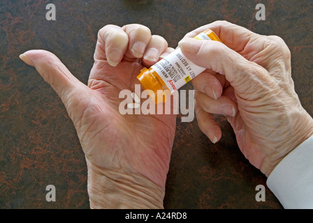 85 Jahre alten Senior nimmt verschreibungspflichtiges Medikament um schlafen zu unterstützen Stockfoto