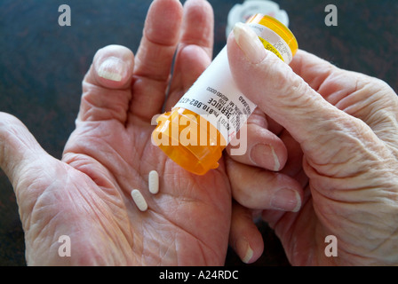 85 Jahre alten Senior nimmt verschreibungspflichtiges Medikament um schlafen zu unterstützen Stockfoto