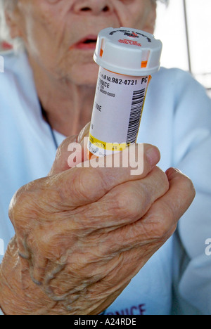 85 Jahre alten Senior nimmt verschreibungspflichtiges Medikament um schlafen zu unterstützen Stockfoto