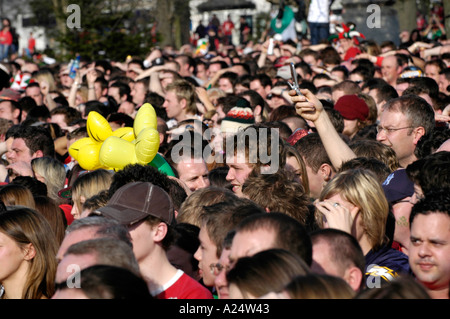 Massen des walisischen Rugby-fans einige mit aufblasbaren gelben Narzissen in Cardiff für ein Länderspiel Stockfoto
