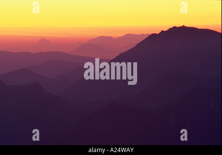 Morgendaemmerung der Kampenwand Blick bin Hochfelln Vorbei Zu Traunstein Gaisberg Hoellengebirge Salzkammergut Alpen Europa Aus Stockfoto