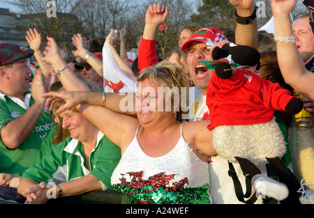 Weibliche walisischen Rugby-Fans feiern Wales gewann ein Länderspiel in Cardiff South Wales UK Stockfoto