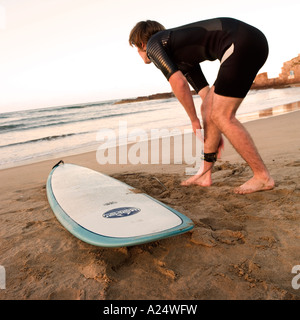 Eine Surfer bereitet sich auf den Wellen am Strand Playa Bruja in Mazatlan Mexiko Stockfoto