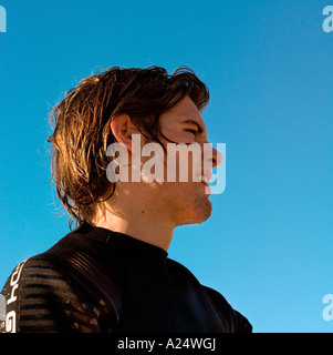 Eine gut aussehende Surfer scannt den Horizont. Stockfoto